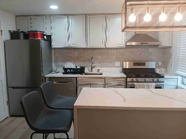 1925 Dutch Village Dr in Hyattsville, MD - Building Photo - Building Photo