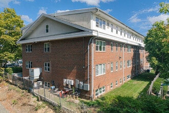 Chestnut Hollow Apartments in Needham, MA - Foto de edificio - Building Photo