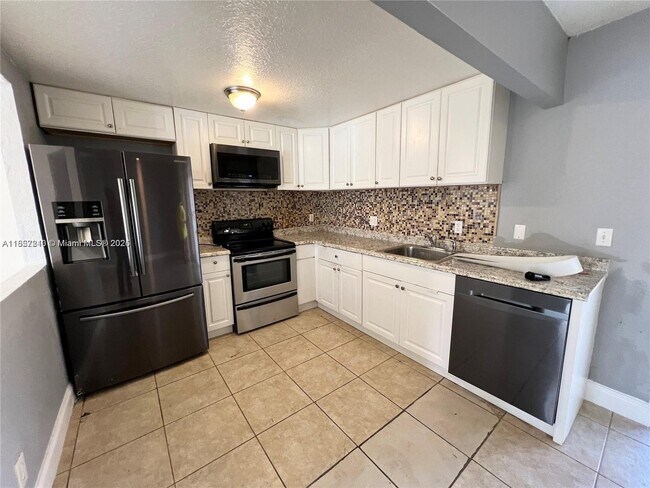 5959 NW 28th St in Sunrise, FL - Building Photo - Building Photo