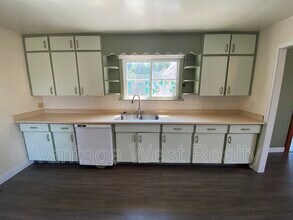 4221 Spiers Rd in Kelowna, BC - Building Photo - Building Photo