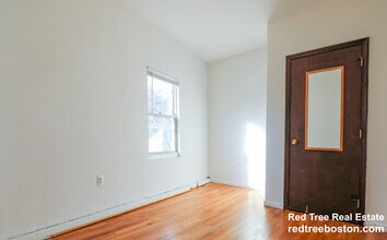 10 Shepard St, Unit 8 in Boston, MA - Foto de edificio - Building Photo