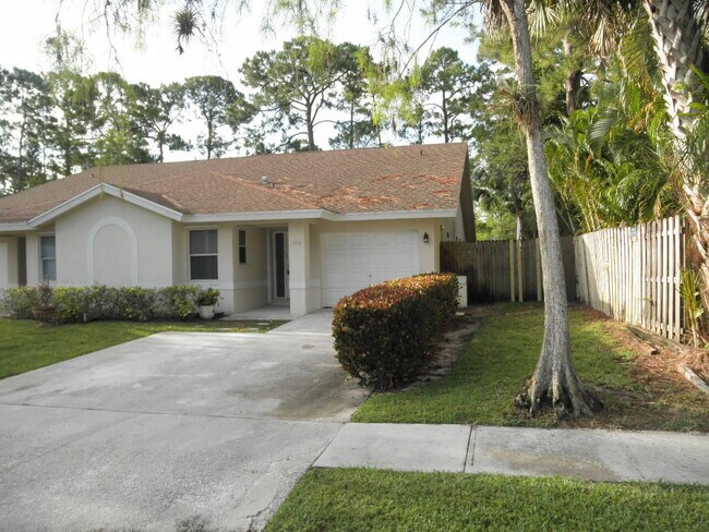 13708 Lavender Ln in Wellington, FL - Building Photo - Building Photo