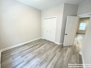 174 Bolton St, Unit 1 in Boston, MA - Building Photo - Building Photo