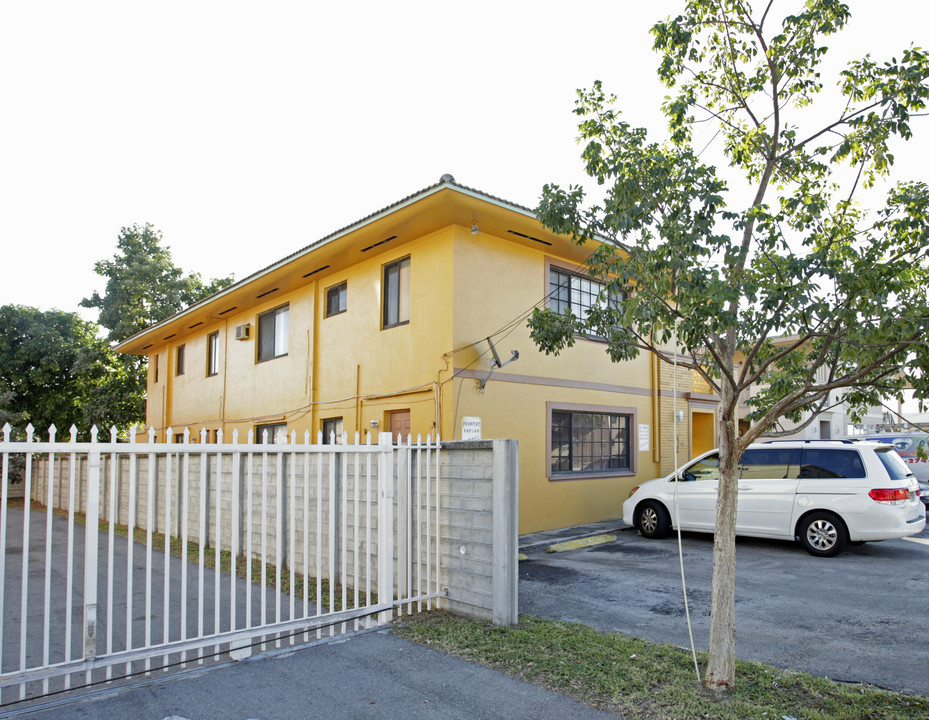 261 NW 57th Ave in Miami, FL - Building Photo