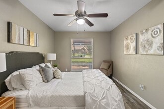 Cottonwood Park Village in Grand Prairie, TX - Foto de edificio - Building Photo