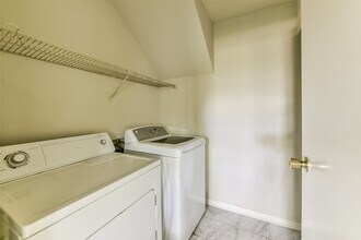 5917 Fairdale Ln in Houston, TX - Foto de edificio - Building Photo