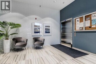 195 Commonwealth St in Kitchener, ON - Building Photo - Building Photo