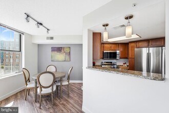 11800 Sunset Hills Rd in Reston, VA - Foto de edificio - Building Photo