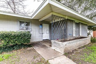 303 Delany St in Seguin, TX - Building Photo - Building Photo