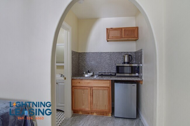 4903 W Adams Blvd in Los Angeles, CA - Building Photo - Building Photo