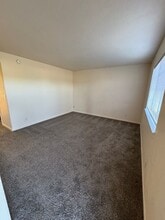 1057 Lookingglass Rd in Roseburg, OR - Building Photo - Building Photo
