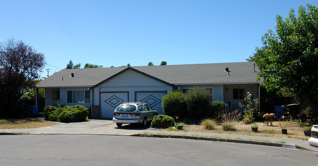 1545 Hilliard Ct in Santa Rosa, CA - Foto de edificio - Building Photo