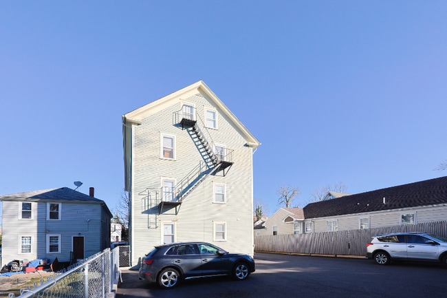 327 High St in Bristol, RI - Foto de edificio - Building Photo