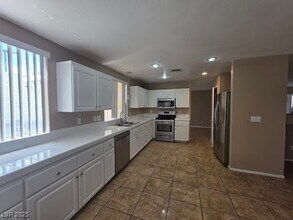 8721 Shady Pines Dr in Las Vegas, NV - Building Photo - Building Photo