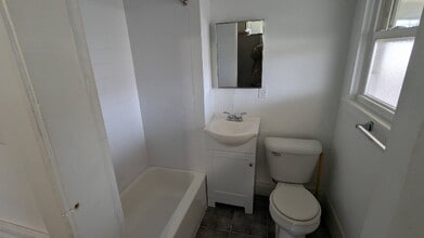 1523 St Clair River Dr, Unit 6 in Algonac, MI - Foto de edificio - Building Photo