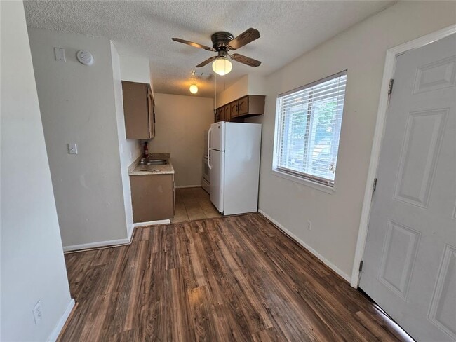 530 W Hopkins St in San Marcos, TX - Building Photo - Building Photo