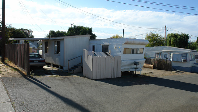 690 Military East St in Benicia, CA - Foto de edificio - Building Photo
