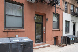 215 E 88th St in New York, NY - Foto de edificio - Building Photo