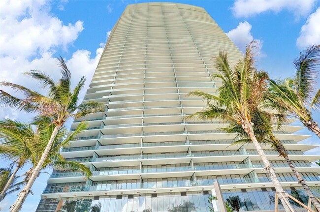 18975 Collins Ave in Sunny Isles Beach, FL - Building Photo - Building Photo