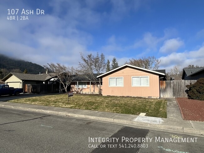 107 Ash Dr in Rogue River, OR - Building Photo - Building Photo