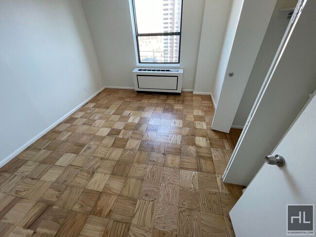 Beautiful 3 Bedroom 2.5 bath Apartment In in New York, NY - Building Photo - Building Photo