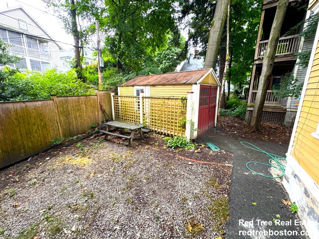 11 E Milton Rd, Unit 1 in Brookline, MA - Building Photo - Building Photo