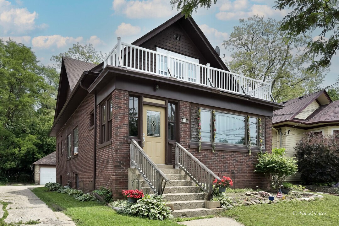 93 Elmhurst St in Crystal Lake, IL - Building Photo