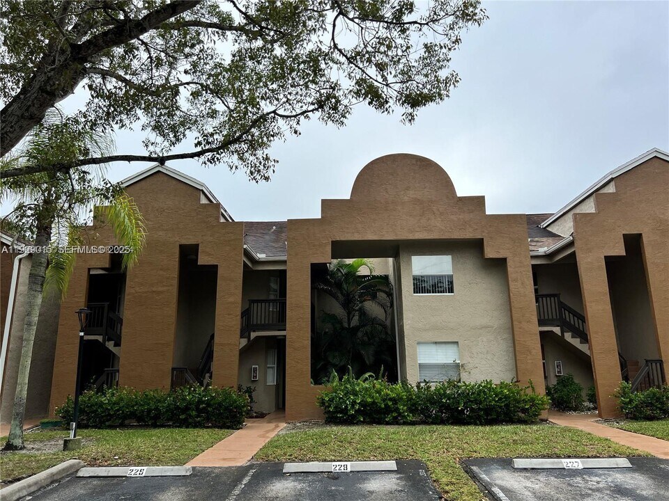 665 SW 113th Way in Pembroke Pines, FL - Building Photo