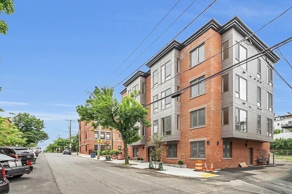 389 Sumner St in Boston, MA - Building Photo