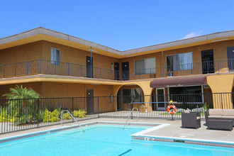 Universal Pointe Apartments in North Hollywood, CA - Building Photo - Building Photo