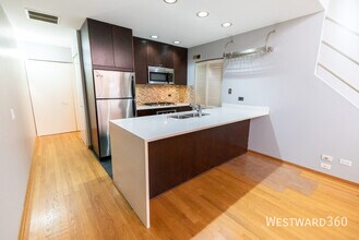 1100 W Cornelia Ave in Chicago, IL - Building Photo - Building Photo