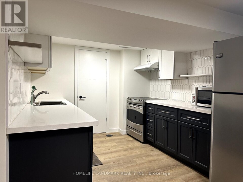 7 Silver Spruce Dr in Toronto, ON - Building Photo