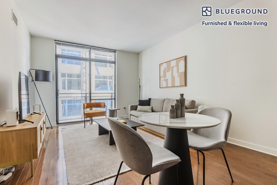 4918 St Elmo Ave in Bethesda, MD - Foto de edificio