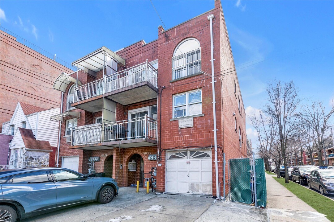 162-162-71 71st St in New York, NY - Building Photo