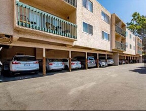 2940 N Verdugo Rd, Unit 310 in Glendale, CA - Building Photo - Building Photo