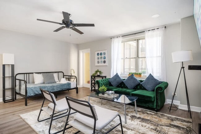 300 W Peachtree St NW