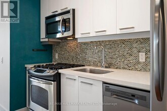 2 Gladstone Ave in Toronto, ON - Building Photo - Building Photo