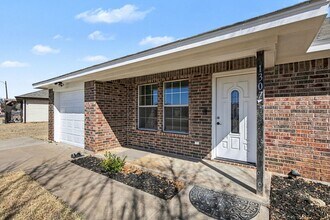 1307 Lynnwood Dr in Cleburne, TX - Building Photo - Building Photo