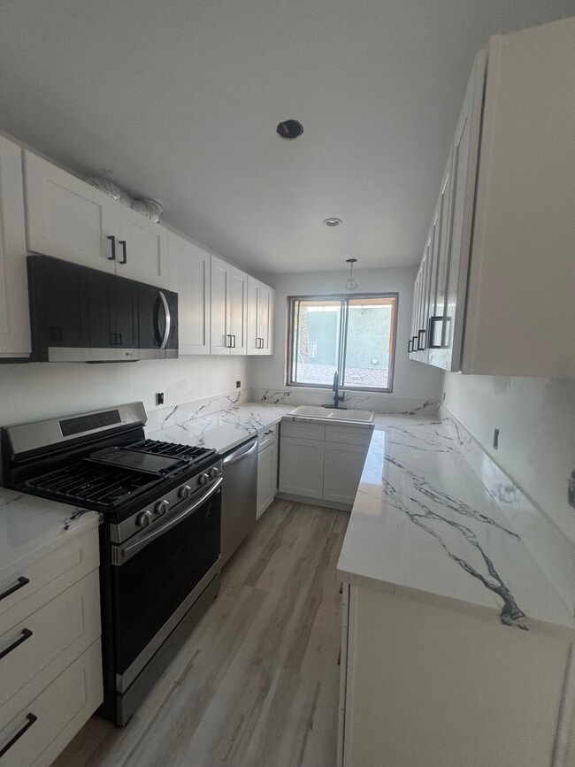 522-528 Alexandria Ave, Unit 14B in Los Angeles, CA - Building Photo - Building Photo