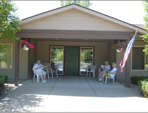 Showboat Manor in Chesaning, MI - Building Photo