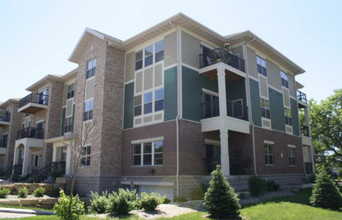 Fairway Glen Apartments in Monona, WI - Foto de edificio - Building Photo