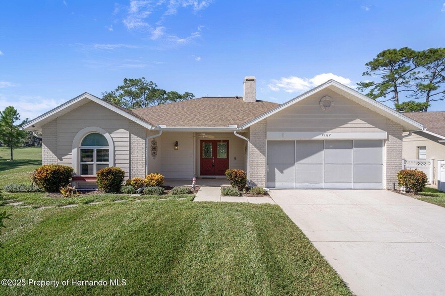 7167 Crown Oaks Dr in Spring Hill, FL - Foto de edificio