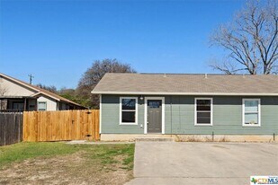 1204-1204 Hillyer St in San Marcos, TX - Building Photo