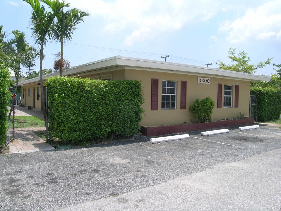 3300 Broadway in West Palm Beach, FL - Building Photo