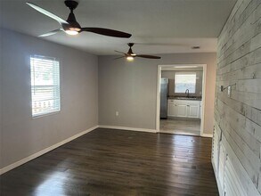 4491 Crestwood Dr N in St. Petersburg, FL - Foto de edificio - Building Photo