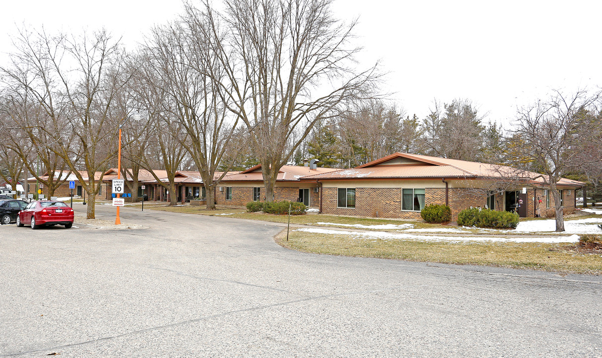 Crow River Villa Apartments in Delano, MN - Building Photo