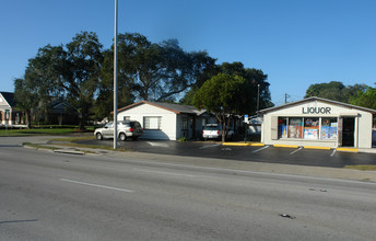 7200 4th St N in St. Petersburg, FL - Foto de edificio - Building Photo