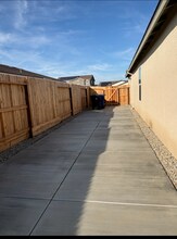 8801 Scintilla Ave in Bakersfield, CA - Foto de edificio - Building Photo