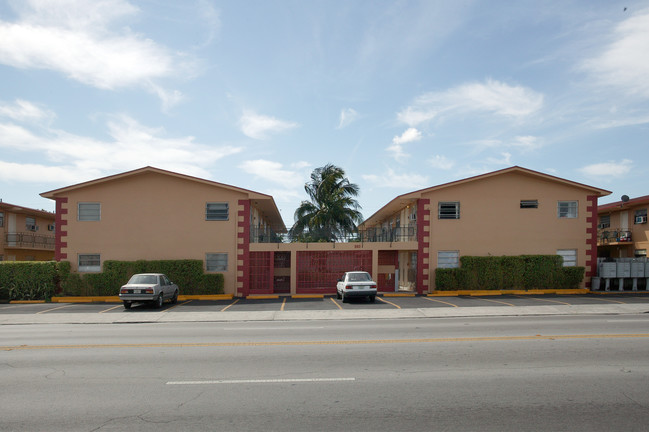 960 W 29th St in Hialeah, FL - Foto de edificio - Building Photo