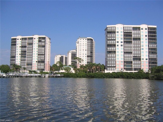 430 Cove Tower Dr in Naples, FL - Building Photo - Building Photo